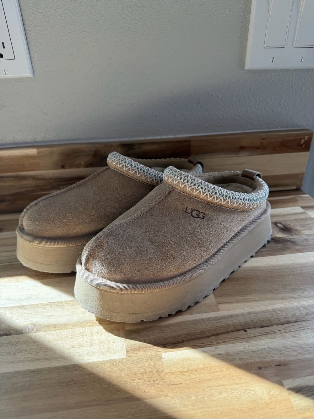 UGG Tazz Platform Slippers - 7.5
